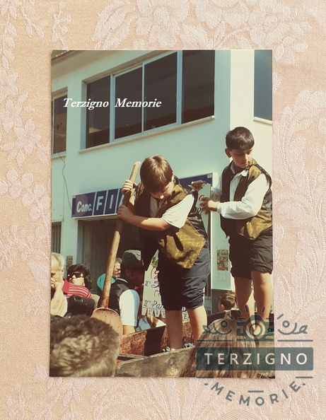 Durante la sagra la pigiatura delle uve in piazza, fatta in maniera tradizionale,
attirava molte persone, in particolare i giovani. Qui alcuni bambini si cimentano
in un'operazione che forse non hanno mai visto. pigiatura 2.jpg
