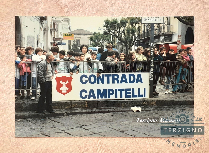 Per il Palio della botte concorrevano diversi rioni di Terzigno, che si erano
organizzati autonomamente sia nella preparazione alla gara, sia nella
presentazione del rione e dei suoi sostenitori.
Qui vediamo il gruppo dei Campitelli, pronto a sostenere i suoi beniamini. Contrada Campitelli.jpg