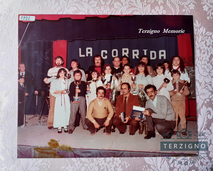 Febbraio 1982, La Corrida, competizione canora organizzata dalla parrocchia
dell'Immacolata Concezione nel cine-teatro Don Pasquale.
Nella foto si notano al centro il parroco d. Vito Menna; in prima fila,
accovacciati, da destra il m.° Agostino Palomba, accanto a lui l'amico e
coautore Luigi Bifulco e Nicola Miranda.
In ultima fila, dietro ai piccoli vincitori della gara, si notano i componenti del
complesso musicale che aveva accompagnato le esibizioni canore.
Negli anni Settanta e Ottanta numerose furono le serate musicali di questo
tipo al cine-teatro Don Pasquale. Corrida.jpg