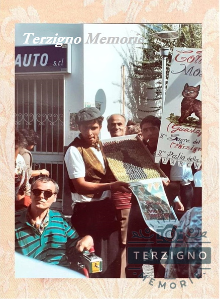 La Sagra del Vino di Terzigno prevedeva la pigiatura delle uve in piazza, a dimostrazione
del metodo tradizionale della vinificazione, e con gli strumenti rigorosamente in legno.
I giovani del rione Guastaferri, detto anche Mosciuni, si organizzarono con molto
entusiasmo, sotto la guida di Gaetano Prisco (in primo piano), e produssero
una rappresentazione molto coinvolgente e graziosa. sagra vino 2.jpg
