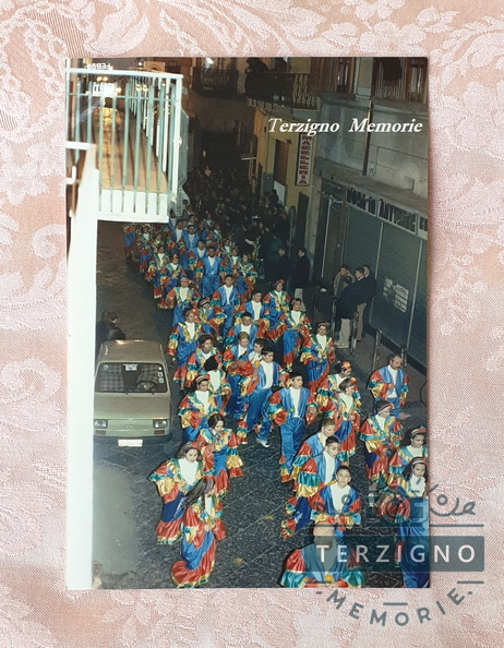 Carnevale 1999 - Il gruppo del Borgonuovo sfila con danze e costumi carioca. carnevale 99 borgon.jpg