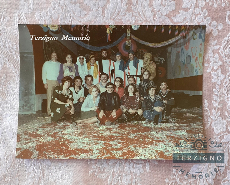 1973 - Festa di carnevale alla Guinguette , discoteca dei Fratelli Ranieri.
Alcuni giovani sono mascherati da arabi. Quell'anno infatti erano partite
le sanzioni dei Paesi produttori di petrolio (OPEC) nei confronti dei Paesi
occidentali (anche allora c'era di mezzo la guerra). In Italia erano cominciate
le domeniche senza auto . Travestirsi da nababbi del petrolio era una
bonaria presa in giro dei ricconi d'oriente. carnevale 1973.jpg