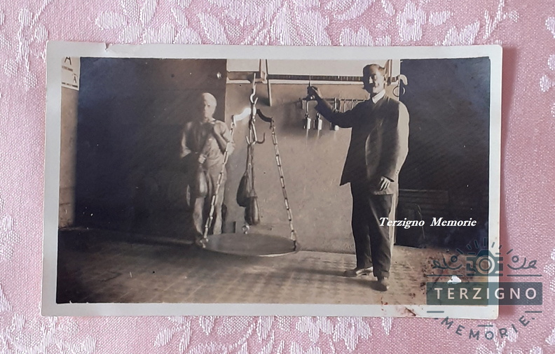 Primi anni 30. L'azienda casearia Auricchio, originaria di San Giuseppe Vesuviano,
a Terzigno possedeva un grande magazzino da cui gestiva i commerci
e le spedizioni dei prodotti, anche all'estero. Nella foto il titolare dell'azienda con un operaio.
Sulla sinistra della foto si osserva il celebre marchio, rimasto invariato
negli anni. auricchio la pesatura.jpg